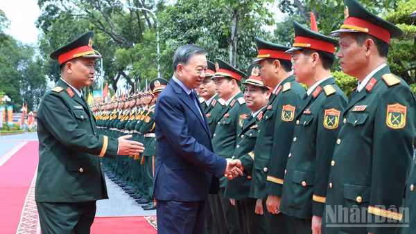 Tổng Bí thư, Chủ tịch nước Tô Lâm, Bí thư Quân ủy Trung ương với cán bộ chỉ huy Sư đoàn 308, Quân đoàn 12, Bộ Quốc phòng. (Ảnh: ĐĂNG KHOA)