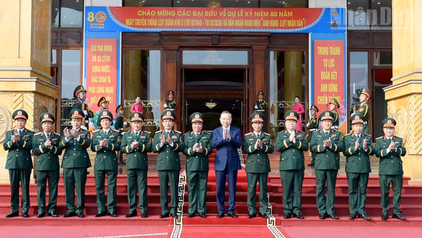 Tổng Bí thư, Chủ tịch nước Tô Lâm với các đồng chí lãnh đạo Bộ Quốc phòng và Bộ Tư lệnh Quân khu 2. (Ảnh: ĐĂNG KHOA)