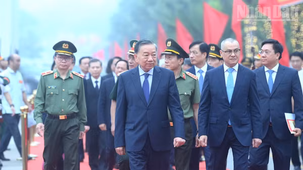 Tổng Bí thư, Chủ tịch nước Tô Lâm dự Lễ kỷ niệm 72 năm Ngày Bác Hồ về thăm Đền Hùng và khánh thành Tượng đài “Bác Hồ với ngày hội non sông”. (Ảnh: ĐĂNG KHOA)