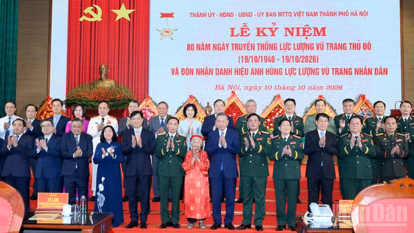 Tổng Bí thư, Chủ tịch nước Tô Lâm, các đồng chí lãnh đạo, nguyên lãnh đạo Đảng, Nhà nước và các đại biểu dự Lễ kỷ niệm 80 năm Ngày truyền thống Lực lượng vũ trang Thủ đô và đón nhận Danh hiệu Anh hùng Lực lượng vũ trang nhân dân. (Ảnh: ĐĂNG KHOA)