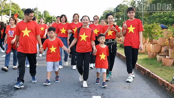 Người dân Vĩnh Long phấn khởi tham gia Chương trình "Cùng Việt Nam tiến bước" năm 2025. (Ảnh: BÁ DŨNG)
