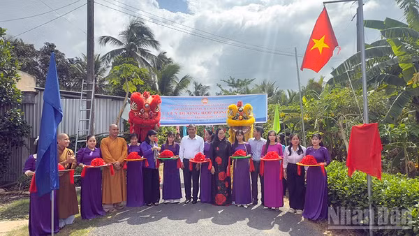 Nghi thức cắt băng khánh thành. 