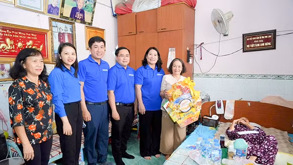 Lãnh đạo tỉnh Vĩnh Long cùng đoàn thanh niên đến thăm Mẹ Việt Nam Anh hùng ở phường Long Châu, tỉnh Vĩnh Long. 
