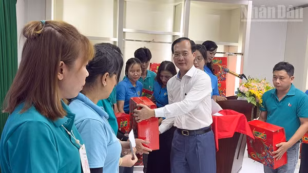 Chủ tịch Ủy ban nhân dân tỉnh Vĩnh Long trao quà cho đoàn viên công đoàn. 