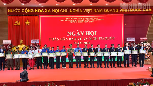 Bộ Công an Khen thưởng các cá nhân thực hiện tốt ngày hội tại Trường đại học Cửu Long. (Ảnh: BÁ DŨNG)