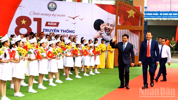Phó Thủ tướng Chính phủ Nguyễn Văn Thắng và Bí thư Thành ủy Đồng Nai Vũ Hồng Văn dự lễ khai giảng năm học mới tại Trường trung học cơ sở Hùng Vương, phường Trảng Bom. (Ảnh: THIÊN VƯƠNG)