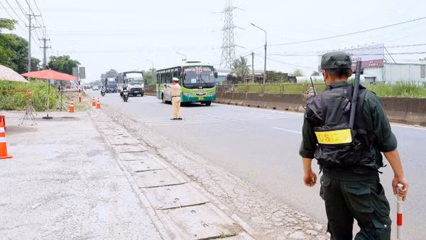 Lực lượng Cục Cảnh sát giao thông và Phòng Cảnh sát giao thông Công an thành phố Đồng Nai tuần tra, kiểm soát trên tuyến Quốc lộ 1A. (Ảnh: Thanh Hiên)