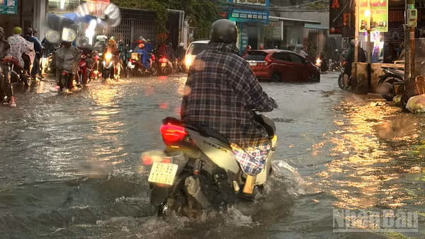 Mưa lớn gây ngập sâu trên tuyến đường vào phường Trảng Dài. (Ảnh: THIÊN VƯƠNG)