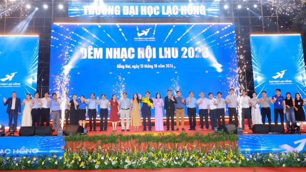 Lãnh đạo thành phố Đồng Nai chúc mừng Ngày hội chào đón tân sinh viên năm 2026 của Trường đại học Lạc Hồng. (Ảnh: LẠC HỒNG)