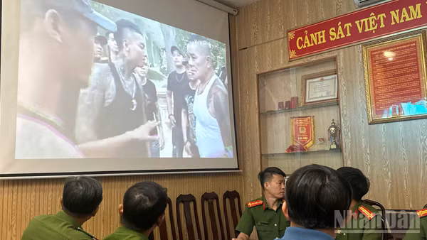 Cơ quan chức họp bàn xử lý bộ phim mang tính bạo lực của các đối tượng làm để đăng tải mạng xã hội. (Ảnh: THIÊN VƯƠNG)