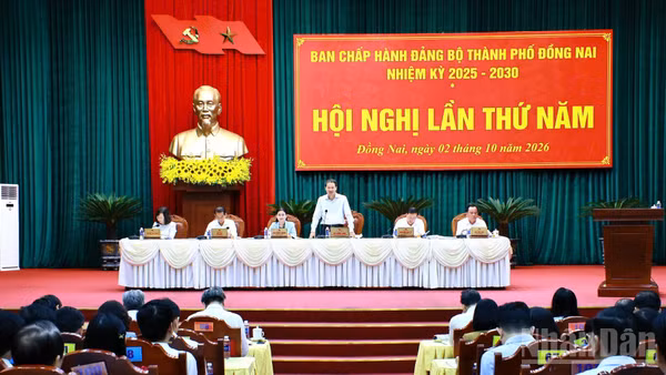 Đồng chí Vũ Hồng Văn, Ủy viên Trung ương Đảng, Bí thư Thành ủy, Trưởng Đoàn đại biểu Quốc hội thành phố, cùng các Phó Bí thư Thành ủy chủ trì hội nghị.