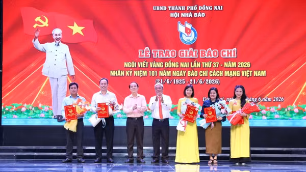 Ban tổ chức trao giải cho các tác giả đoạt Giải báo chí Ngòi viết vàng Đồng Nai lần thứ 37