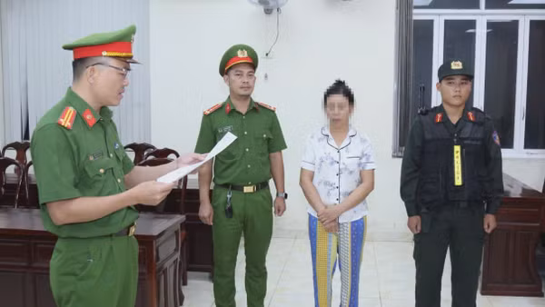 Lực lượng Cơ quan Cảnh sát điều tra Công an thành phố Đồng Nai thi hành lệnh khởi tố bị can. (Ảnh: Công an thành phố Đồng Nai)