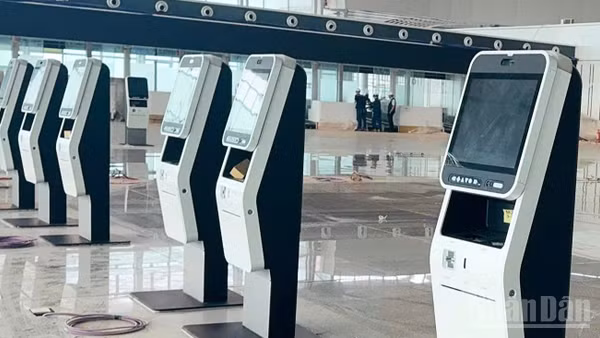 Khu vực check-in tự động bên trong nhà ga hành khách sân bay Long Thành đang gấp rút thi công các công đoạn cuối. (Ảnh: THIÊN VƯƠNG)