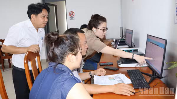 Cán bộ Trung tâm phục vụ hành chính công phường Long Thành hướng dẫn người dân nộp hồ sơ trực tuyến theo phương châm "cầm tay, chỉ việc".