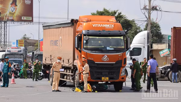 Lực lượng chức năng thành phố Đồng Nai tiến hành khám nghiệm hiện trường, điều tra nguyên nhân vụ tai nạn. (Ảnh: THIÊN VƯƠNG)