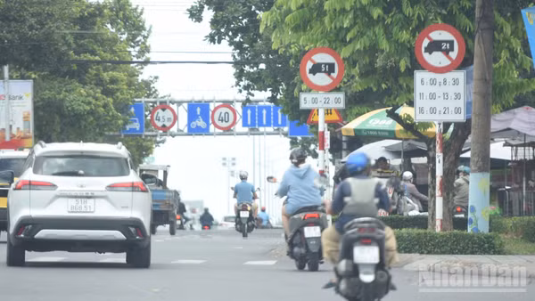 Biển cấm xe tải các khung giờ trên đường Đồng Khởi, thành phố Đồng Nai. (Ảnh: THIÊN VƯƠNG)