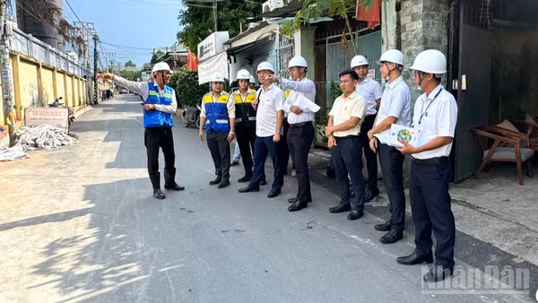 Đại diện Sở Xây dựng và lãnh đạo Ủy ban nhân dân phường Tam Hiệp kiểm tra tại dự án chiều 12/10. (Ảnh: TK)