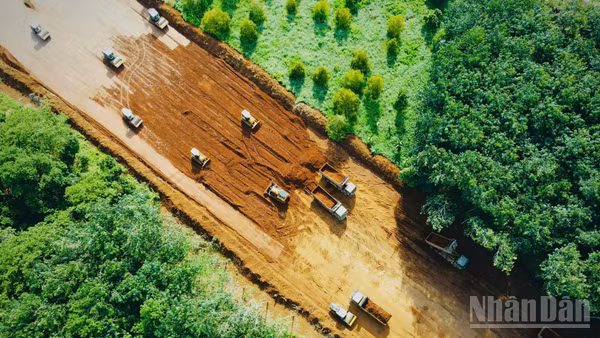 [Ảnh] Tăng tốc thi công cao tốc Dầu Giây-Tân Phú