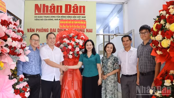 Lãnh đạo Đoàn đại biểu Quốc hội thành phố Đồng Nai chúc mừng Văn phòng đại diện Báo Nhân Dân tại Đồng Nai nhân kỷ niệm 101 năm Ngày Báo chí Cách mạng Việt Nam.