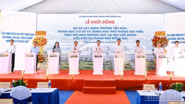 Bộ trưởng Giáo dục và Đào tạo Hoàng Minh Sơn, Bí thư Thành ủy Đồng Nai Vũ Hồng Văn và các đại biểu thực hiện nghi thức khởi động dự án. (Ảnh: THIÊN VƯƠNG)