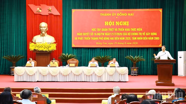 Đồng chí Vũ Hồng Văn, Ủy viên Trung ương Đảng, Bí thư Thành ủy, Trưởng Đoàn đại biểu Quốc hội thành phố Đồng Nai phát biểu kết luận hội nghị.