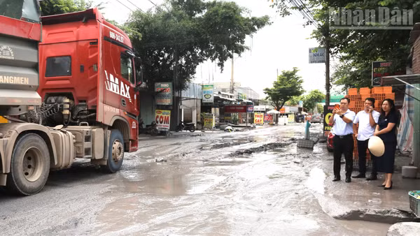 Lãnh đạo phường Long Thành kiểm tra hiện trường, chỉ đạo sửa chữa khắc phục tạm tuyến đường Bưng Môn, ảnh chụp ngày 31/7. (Ảnh: THIÊN VƯƠNG)