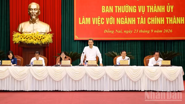Ban Thường vụ Thành ủy Đồng Nai làm việc với ngành tài chính thành phố chiều 23/9. (Ảnh: THIÊN VƯƠNG)