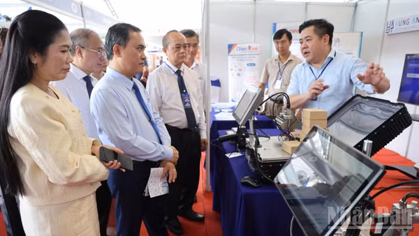 Lãnh đạo thành phố Đồng Nai và các đại biểu tham quan gian hàng sản phẩm công nghệ số tại triển lãm. (Ảnh: THIÊN VƯƠNG)