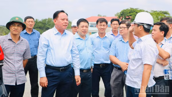 Đồng chí Võ Tấn Đức, Phó Bí thư Thành ủy, Trưởng Ban Chỉ đạo thực hiện công tác bồi thường, giải phóng mặt bằng và hỗ trợ tái định cư thành phố Đồng Nai kiểm tra công tác giải phóng mặt bằng, tiến độ dự án trên địa bàn xã Phước An.