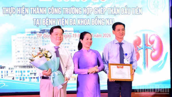 Giám đốc Sở Y tế Đồng Nai Đỗ Thị Nguyên tặng giấy khen cho Bệnh viện đa khoa Đồng Nai vì có thành tích trong quá trình chuẩn bị, phối hợp và thực hiện thành công ca ghép thận đầu tiên. (Ảnh: THIÊN VƯƠNG)