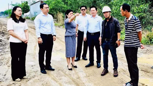 Lãnh đạo Đảng ủy, Ủy ban nhân dân phường Long Thành khảo sát khu vực đường hư hỏng do việc xe vận chuyển vật liệu các dự án trọng điểm.