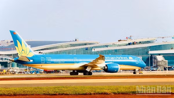 Chuyến bay đầu tiên hạ cánh tại sân bay Long Thành vào chiều 15/12/2025.