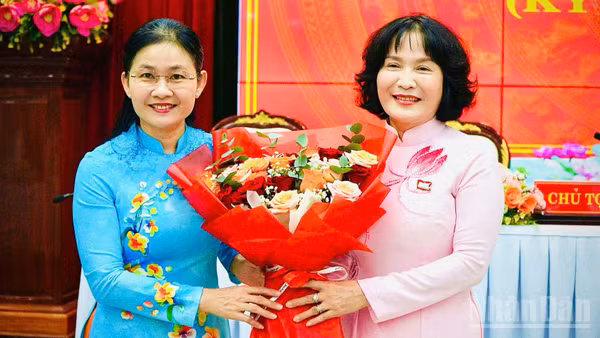 Đồng chí Tôn Ngọc Hạnh, Ủy viên Trung ương Đảng, Phó Bí thư Thường trực Thành ủy, Chủ tịch Hội đồng nhân dân thành phố Đồng Nai tặng hoa chúc mừng đồng chí Nguyễn Thị Cát Tiên được bầu giữ chức Phó Chủ tịch Ủy ban nhân dân thành phố Đồng Nai.
