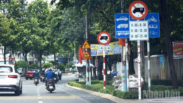Biển cấm xe tải các khung giờ trên đường Đồng Khởi, thành phố Đồng Nai. (Ảnh: THIÊN VƯƠNG)