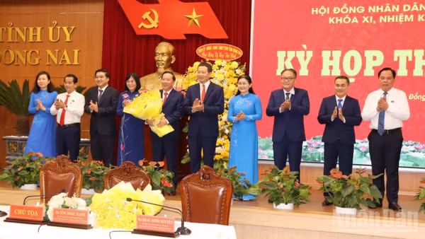 Các đồng chí trong tập thể Thường trực Tỉnh ủy Đồng Nai chúc mừng các đồng chí được bầu giữ chức vụ Chủ tịch, Phó Chủ tịch Ủy ban nhân dân tỉnh.