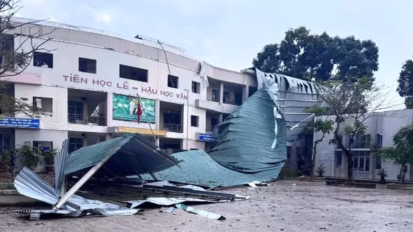Sự cố khiến mái tôn Trường tiểu học Bình An hư hỏng nặng.
