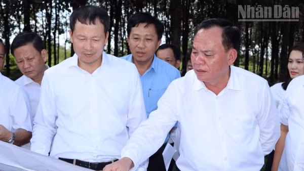 Bí thư Tỉnh ủy Đồng Nai Vũ Hồng Văn và lãnh đạo tỉnh kiểm tra tiến độ thực hiện quy hoạch đô thị sân bay và khu thương mại tự do trên địa bàn xã Long Thành.