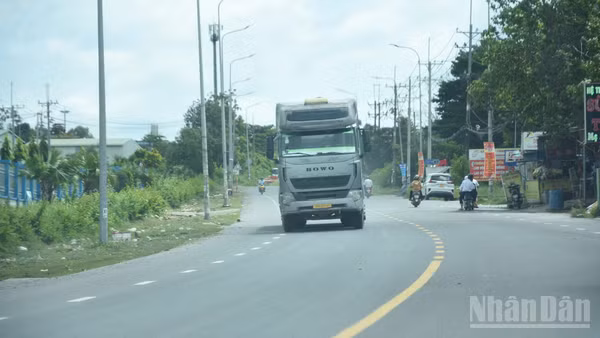 Xe tải lưu thông trên đường Đồng Khởi, thành phố Đồng Nai. (Ảnh: THIÊN VƯƠNG)