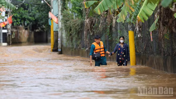 Lãnh đạo thành phố Đồng Nai yêu cầu các đơn vị liên quan tìm giải pháp xử lý dứt điểm tình trạng ngập úng tại khu vực sông Buông, phường Phước Tân. (Ảnh: THIÊN VƯƠNG)
