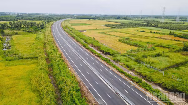 Cao tốc Bến Lức-Long Thành kết nối giao thông Đông Nam Bộ với Tây Nam Bộ.