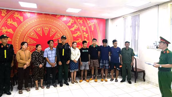 Cán bộ Cơ quan Cảnh sát điều tra Công an thành phố Đồng Nai đọc lệnh khởi tố, bắt tạm giam 9 bị can. (Ảnh: Công an thành phố Đồng Nai)