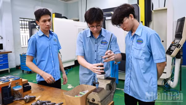 Sinh viên Trường Cao đẳng Công nghệ quốc tế Lilama 2 trong giờ học thực hành. (Ảnh: TV) 