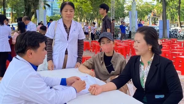 Bác sĩ Bệnh viện Đa khoa Đồng Nai khám bệnh cho người dân.