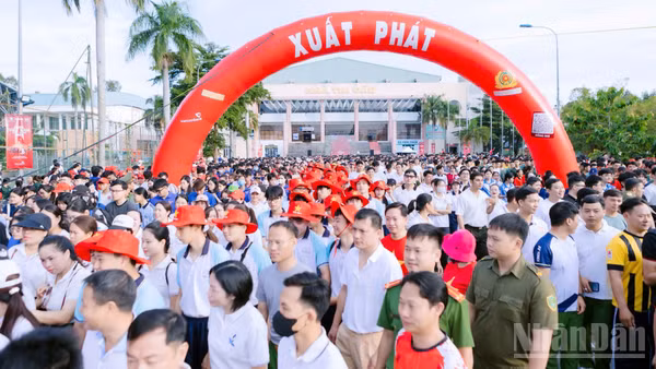 Người dân Đồng Nai hưởng ứng tham gia chương trình đi bộ "Cùng Việt Nam tiến bước".