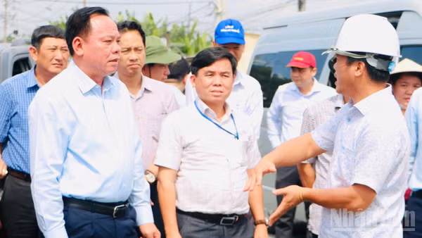 Đồng chí Võ Tấn Đức, Phó Bí thư Thành ủy, Trưởng Ban Chỉ đạo thực hiện công tác bồi thường, giải phóng mặt bằng và hỗ trợ tái định cư thành phố Đồng Nai (bên trái) kiểm tra công tác giải phóng mặt bằng, tiến độ dự án đường kết nối sân bay Long Thành.