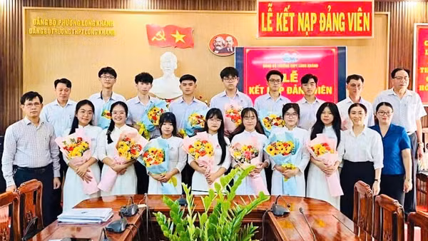 Đảng ủy Trường trung học phổ thông Long Khánh vừa tổ chức kết nạp Đảng cho 13 học sinh ưu tú.