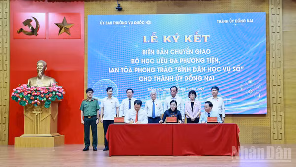 Lễ ký kết bàn giao Bộ học liệu đa phương tiện "Bình dân học vụ số" cho Thành ủy Đồng Nai. (Ảnh: THIÊN VƯƠNG)