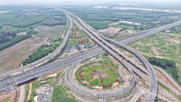 Các tuyến đường kết nối sân bay Long Thành đang được đẩy nhanh tiến độ để hoàn thành.
