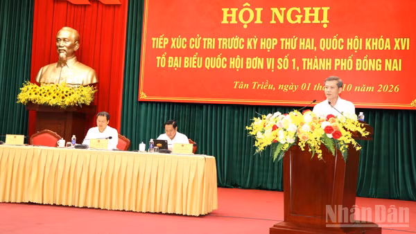 Đồng chí Lê Minh Trí, Ủy viên Bộ Chính trị, Bí thư Trung ương Đảng, Trưởng Ban Nội chính Trung ương phát biểu tại buổi tiếp xúc cử tri 8 phường của thành phố Đồng Nai.